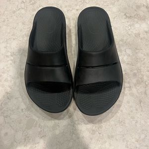 OOfos OOahh slides black womens size 8